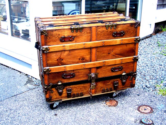 A beautifully restored "VAUDEVILLE" Trunk circa 1910-1920. — image 3